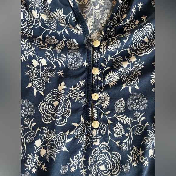 Liz Claiborne Rayon Sleeveless Blue Patterned Blouse Women’s Size Medium - Picture 10 of 12